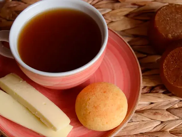 Aguapanela con queso, comida colombiana