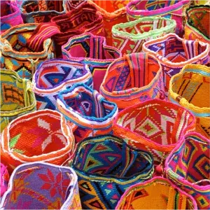 fotografía de varias mochilas wayuu de colores exóticos, prendas tradicionales colombianas, ropa colombiana