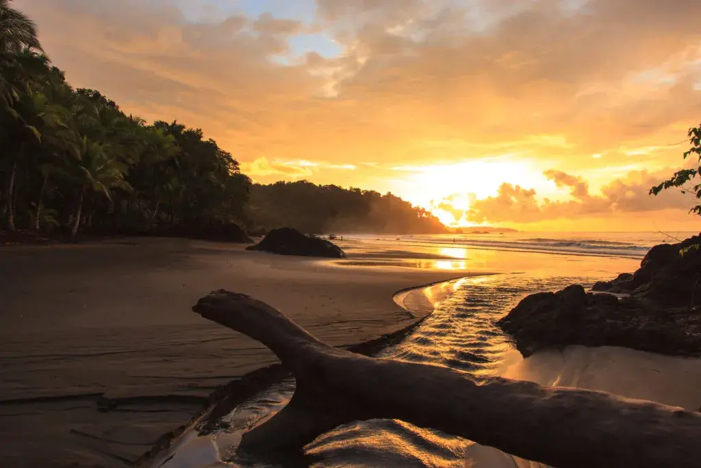 Ocaso en las playas del pacífico 