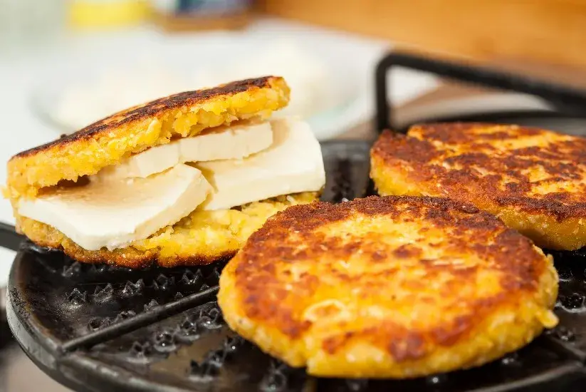 Arepa de chócolo in a pan.