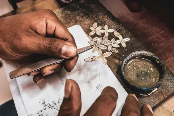 Artesano trabajando en filigrana de oro.