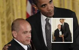 Barack Obama con hombre calvo en traje oscuro.