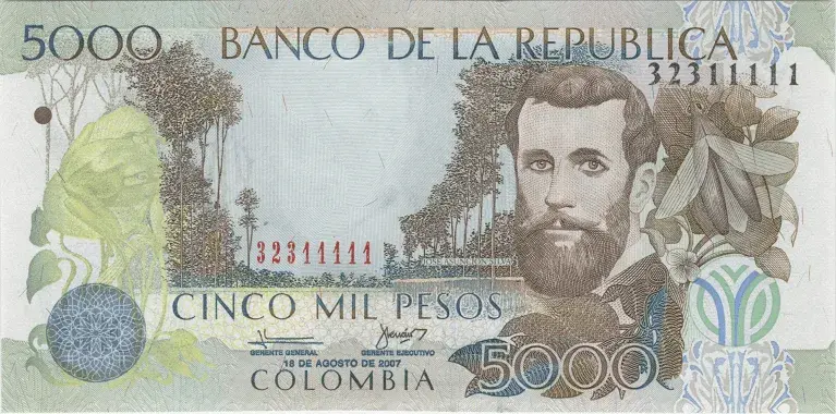 Billete de 5,000 pesos colombianos con retrato de un hombre barbudo.
