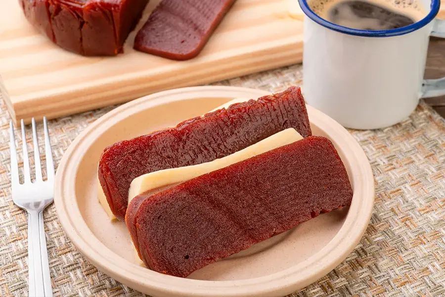 Bocadillo con queso, comida colombiana