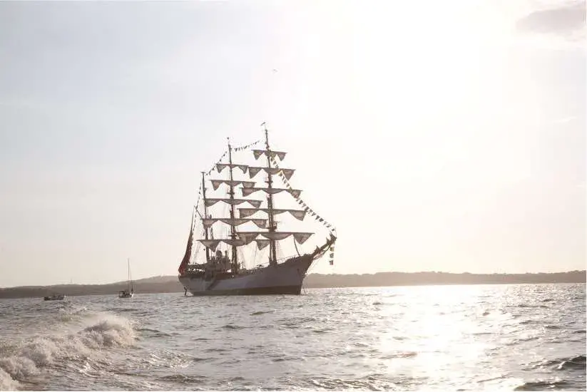 Velero de tres mástiles navegando en el mar.