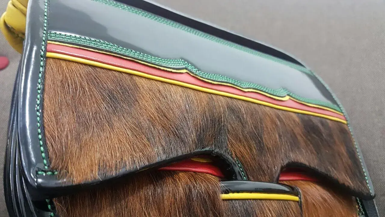 Fotografía de un Carriel negro con tela de caballo, prendas tradicionales colombianas, ropa colombiana
