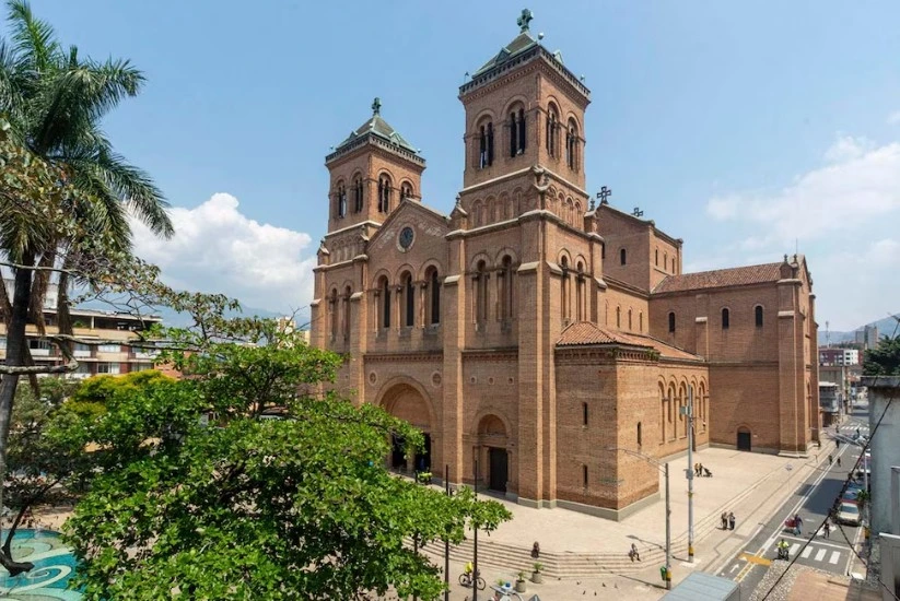 Catedral Metropolitana de Medellín en medio de arboles y calles