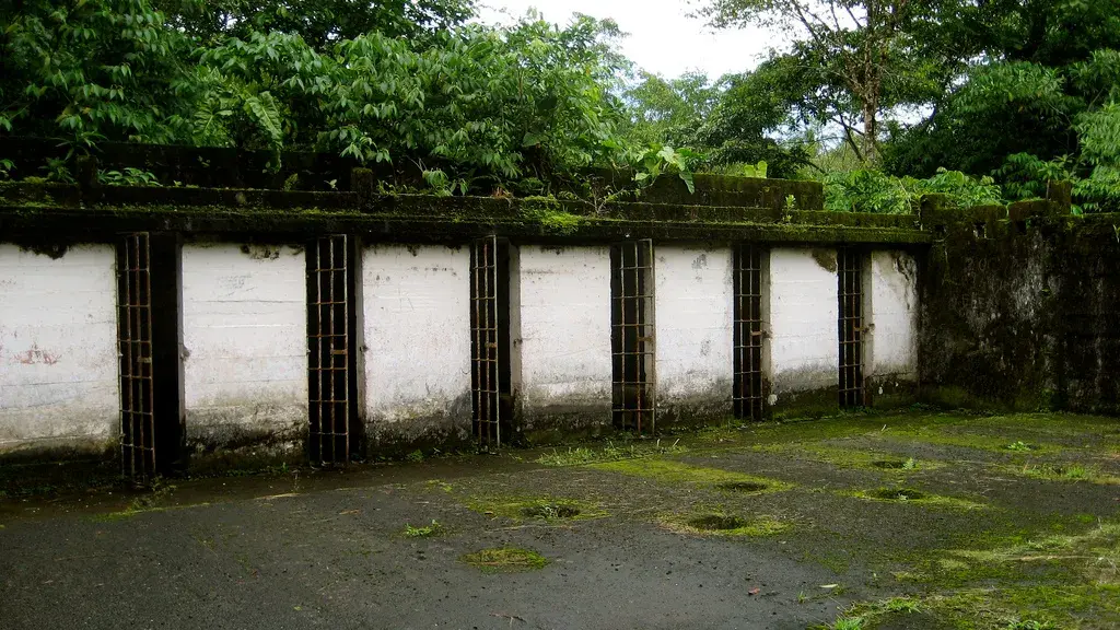 Celdas abandonadas en la antigua prisión de la Isla Gorgona.
