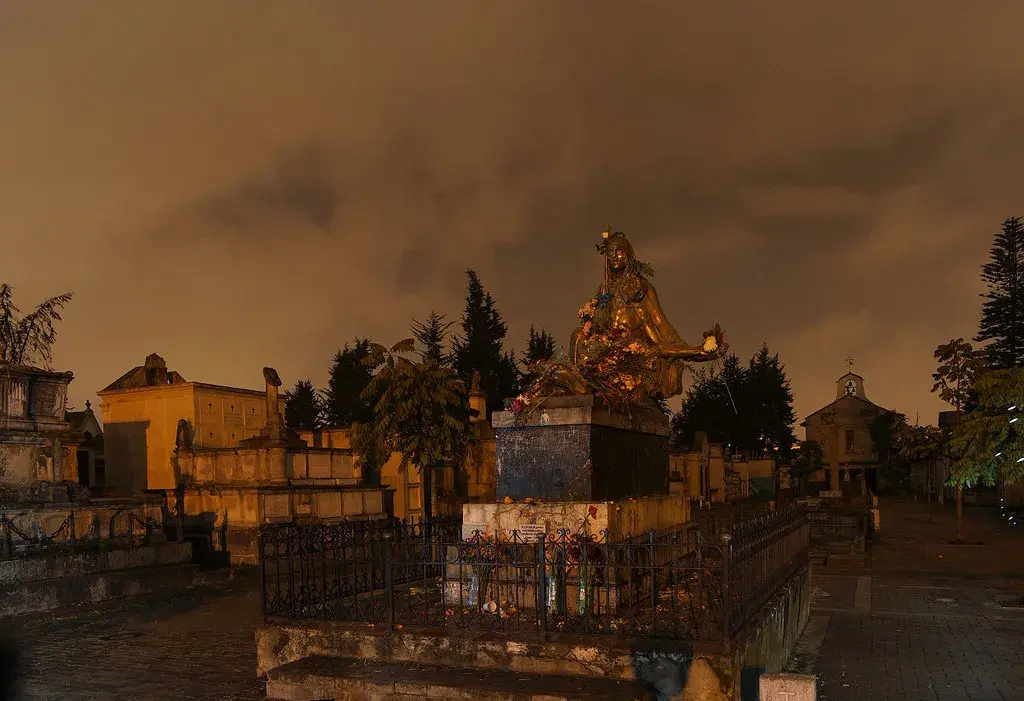 Cementerio Central de Bogotá iluminado tenuemente por la noche.