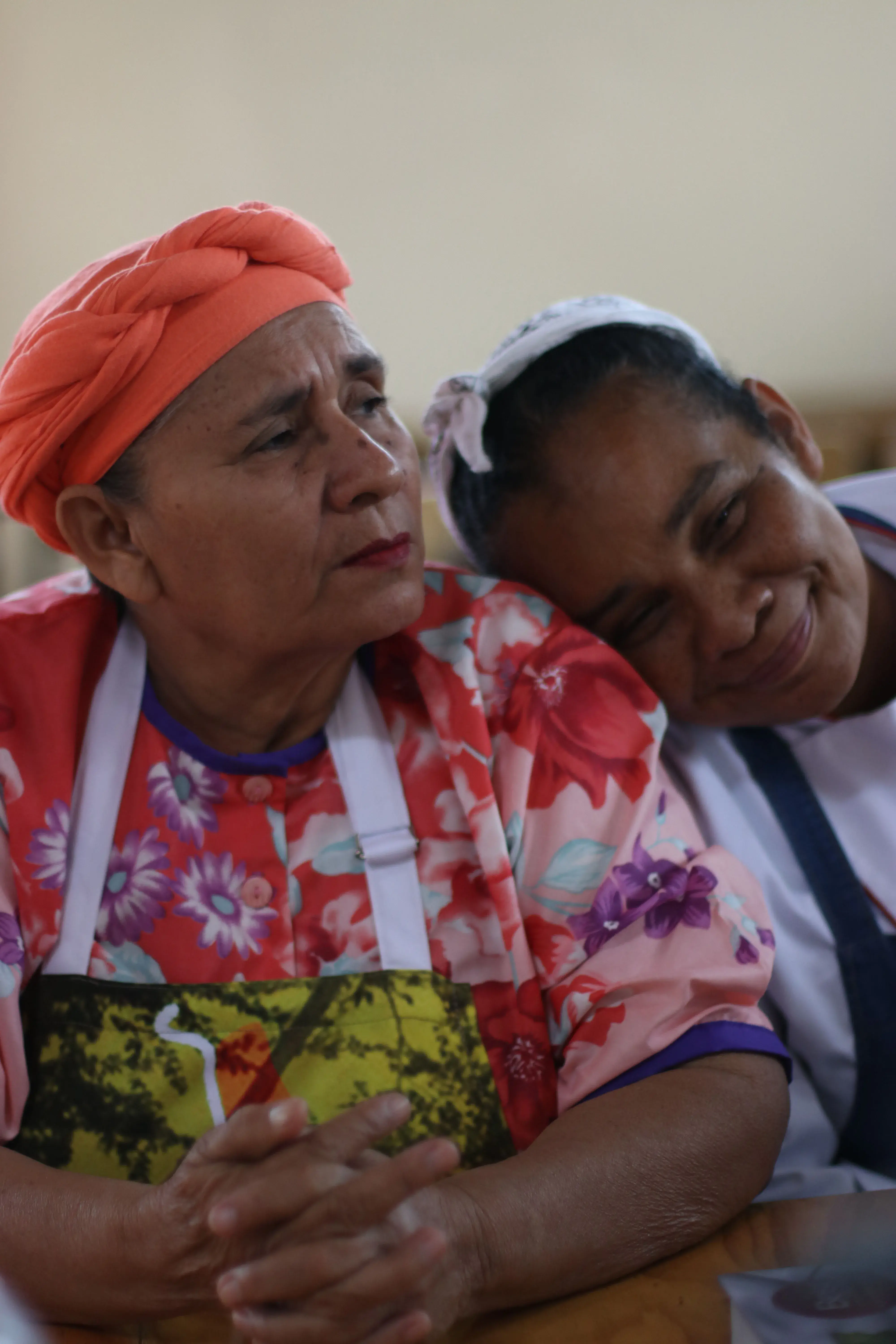 fotografía de dos Cocineras ancestrales, gastronomía colombiana, tradición colombiana, costa pacífica