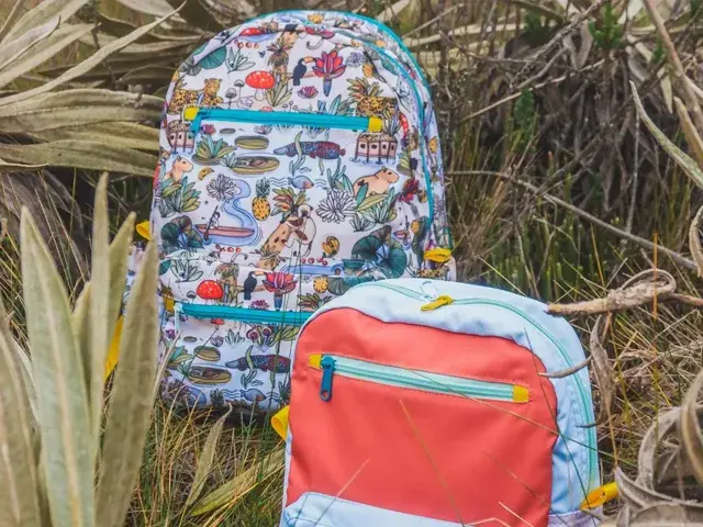Dos mochilas estampadas en la naturaleza, una con diseño de animales y otra naranja.