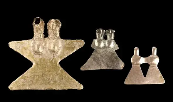 Tres colgantes antropomorfos Tairona de oro.
