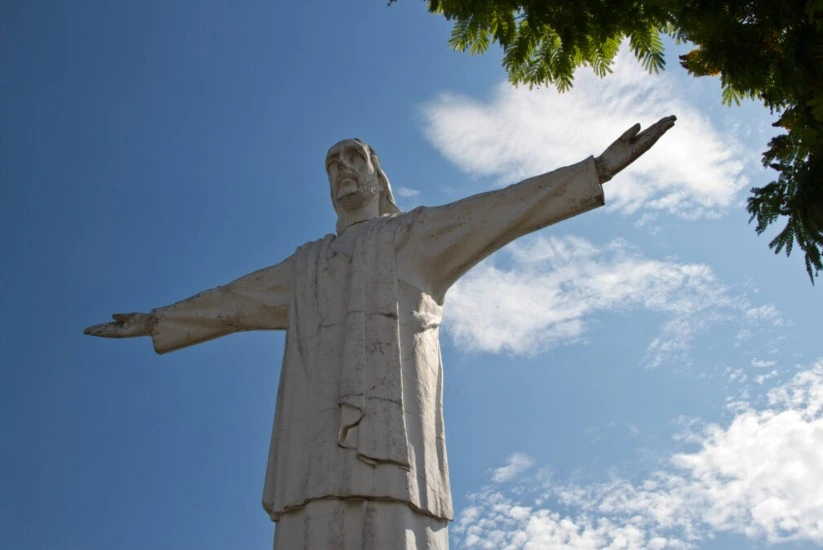 Estatua de Cristo Rey en Cali, Colombia, contra el cielo azul.