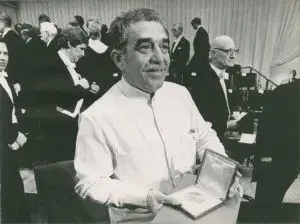 Gabriel García Márquez sosteniendo su medalla del Premio Nobel.