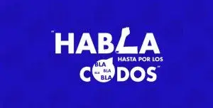 Frase 'Habla hasta por los codos' en fondo azul, usada para describir a alguien que habla demasiado.