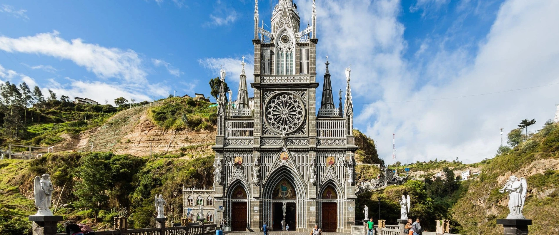 Vista frontal del Santuario de Las Lajas en Ipiales, Colombia, rodeada de colinas verdes