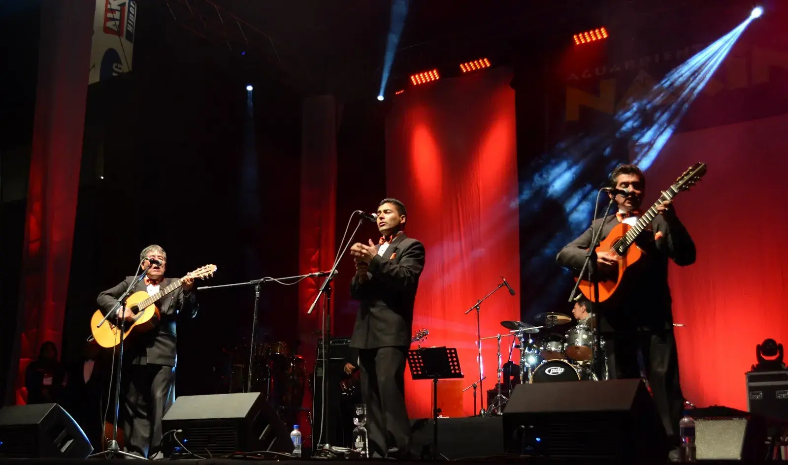 Los Kjarkas interpretando música andina en un escenario.