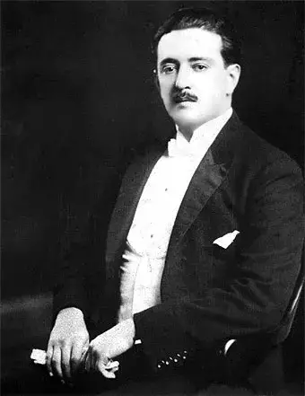 Black and white photograph of José Eustasio Rivera looking at the camera in a medium shot, Colombian poets, Colombian writers