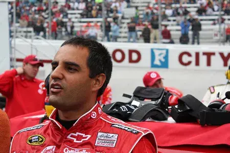 Retrato de Juan Pablo Montoya en un evento de carreras.