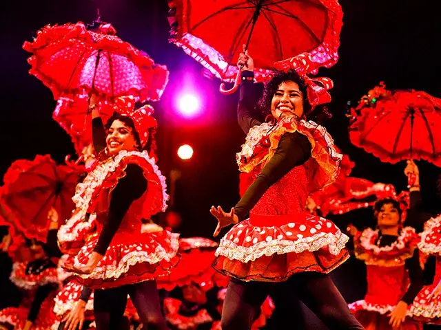 Mujeres disfrazadas de la Negrita Puloy.