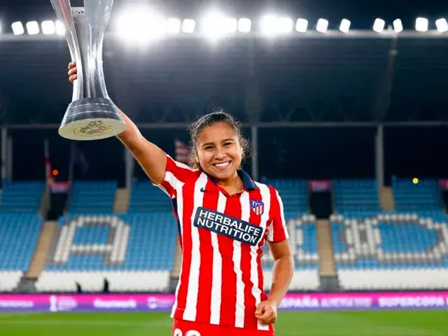 Leicy Santos celebrando con la camisa del Atlético de Madrid