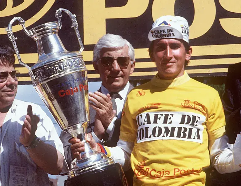 Lucho Herrera con el trofeo de la Vuelta a España 1987.