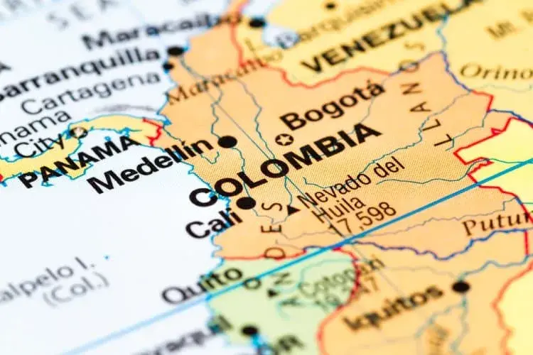 Mapa de Sudamérica con ciudades colombianas resaltadas.