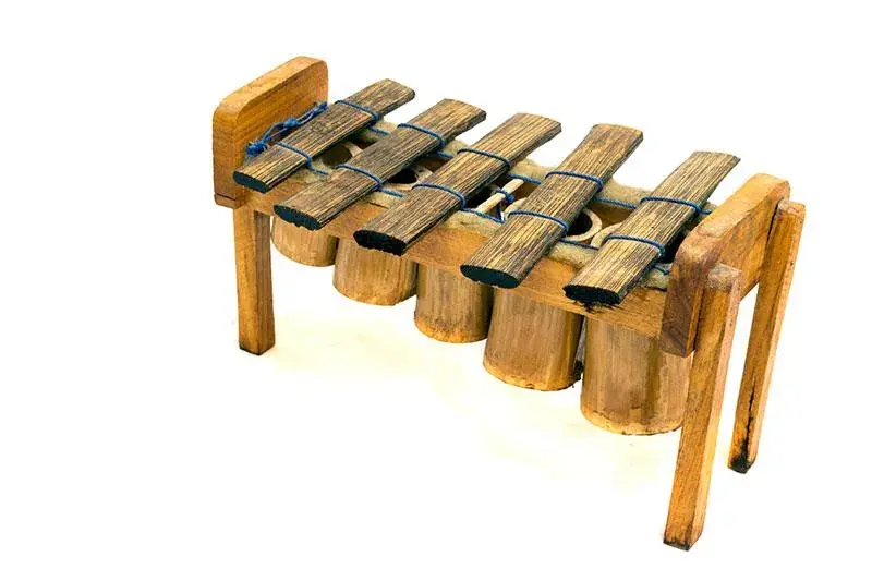 Marimba de madera con seis teclas sobre resonadores de bambú.