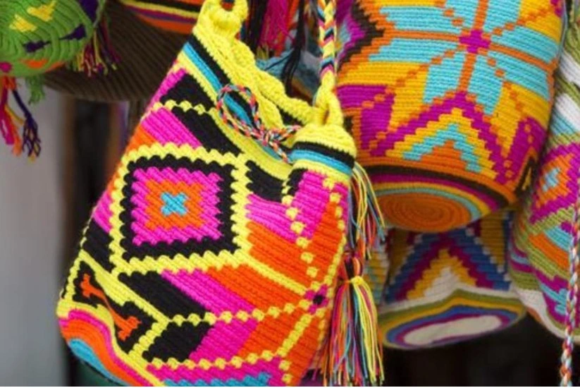 Wayúu bags in various colors and styles
