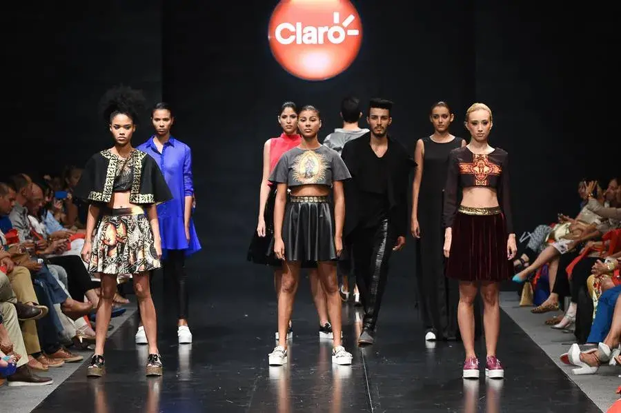 Modelos en pasarela durante la Bogotá Fashion Week con logo de Claro.