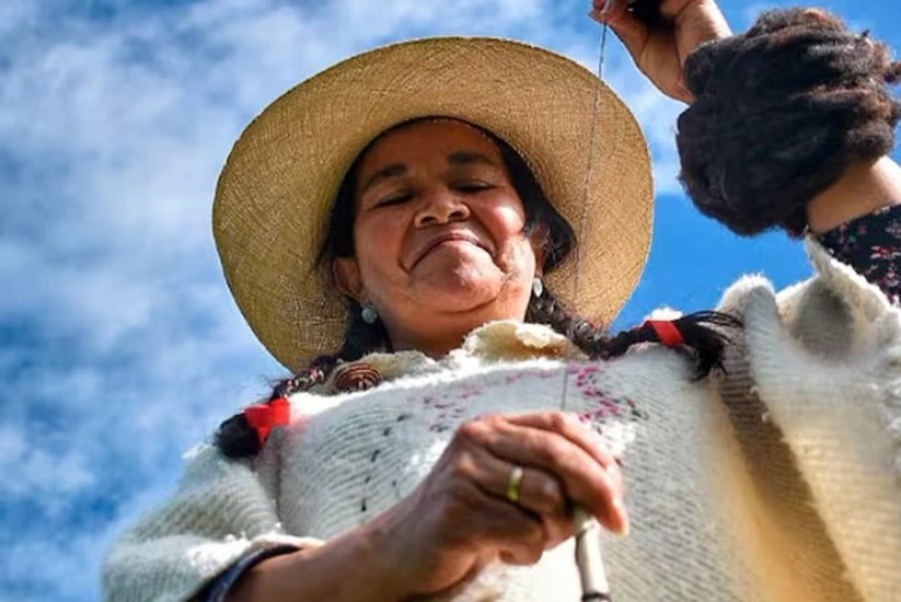 Mujer hilando ruana