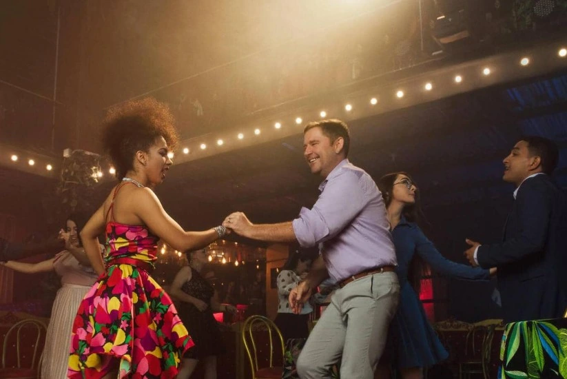 Pareja bailando salsa