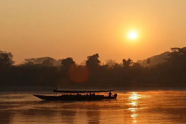 Bote navegando por el río Putumayo al amanecer.