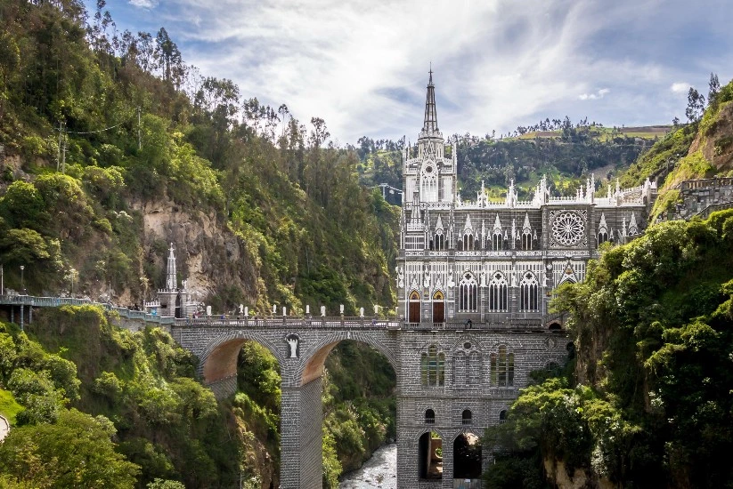 Santuario Nuestra Señora del Rosario de las Lajas en medio de las montañas