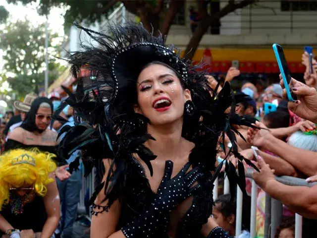 Viudas lamentándose por la partida de Joselito Carnaval en su funeral