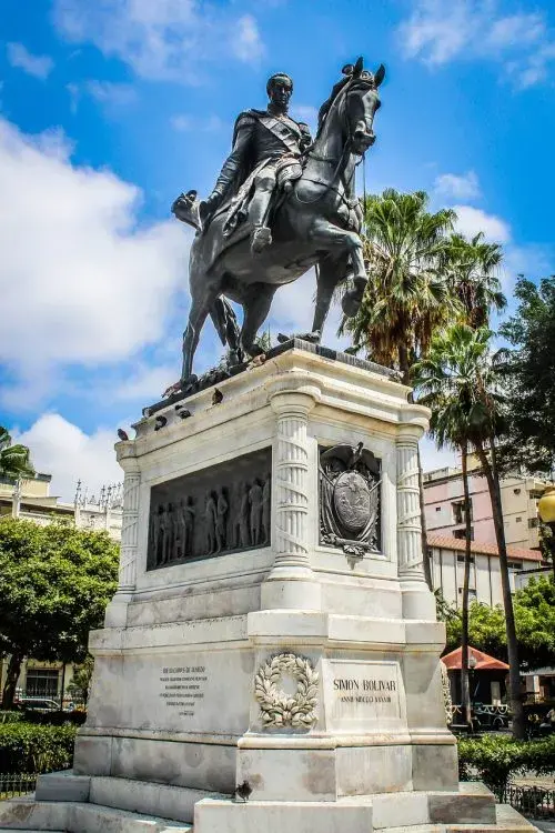 Estatua ecuestre de Simón Bolívar en una plaza pública