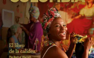Mujer negra sonriendo