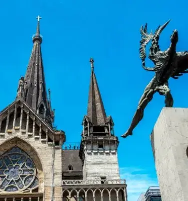 Catedral Basílica Nuestra Señora del Rosario de Manizales, junto al monumento “Bolivar Cóndor”