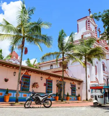 Iglesia y casa colonial