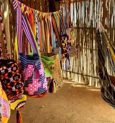 Artesanía bolsas indígenas