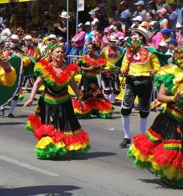 Bailarines folclóricos en el Carnaval de Barranquilla.