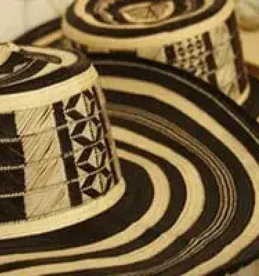 Primer plano de varios sombreros vueltiaos apilados.
