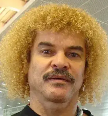 Retrato de Carlos Valderrama con su característico cabello.