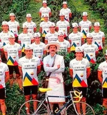 Equipo de ciclismo Café de Colombia con su director técnico.