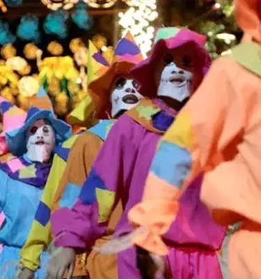 Comparsa de disfraces coloridos en el Carnaval de Barranquilla.