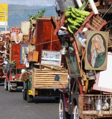 Jeeps cargados con pertenencias en una carretera colombiana.