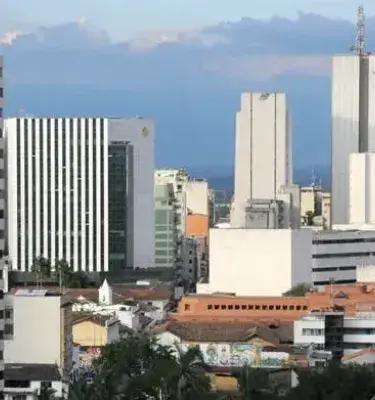 Edificios modernos en el centro de Pereira, Colombia.