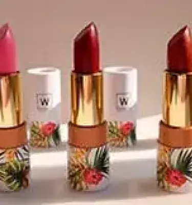 Tres labiales Waya en tonos rosa y rojo.