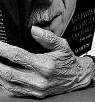 Manos de Gabriel García Márquez sosteniendo un libro. ¡Qué manos tan expresivas!