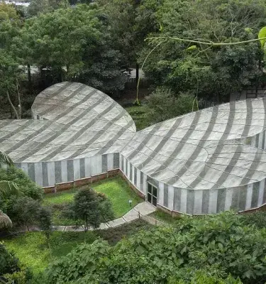 Mariposario en forma de mariposa en el Jardín Botánico del Quindío, Colombia.